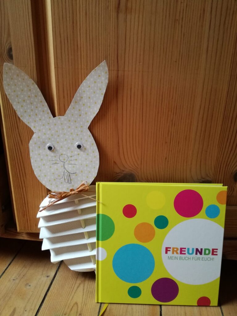 Auf der Suche nach einem geschlechtsneutralen, ökologischen Freundebuch? Kinderbuchautorin Sandra Schindler hat eins gefunden