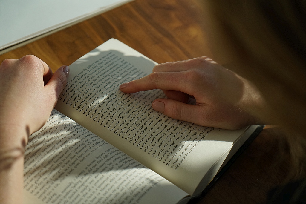 Lesen aus einem Buch
