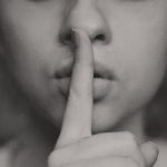 Wenn Kinder schweigen, kann Mutismus der Grund sein. Eine Kommunikationsstörung, die unbehandelt das Leben der Betroffenen sehr schwer macht. Interview mit der Expertin für Mutismus: Anne Gauß